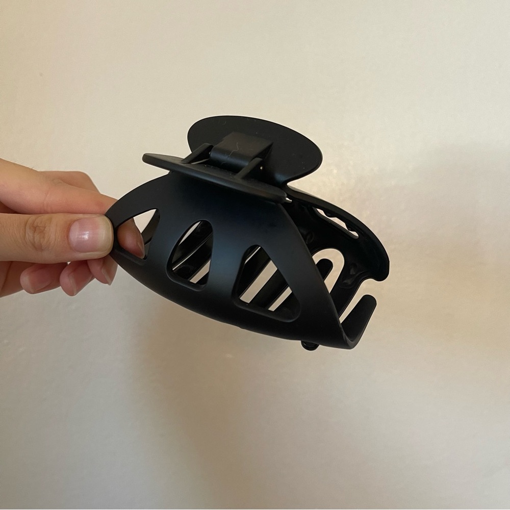 90s black claw clip